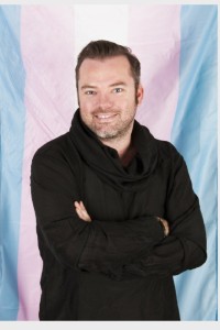 Bård Nylund, leder i LLH (legg merke til transflagget i bakgrunnen!)
